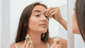 ۱۰ ماده طبیعی برای تقویت مژه و ابرو