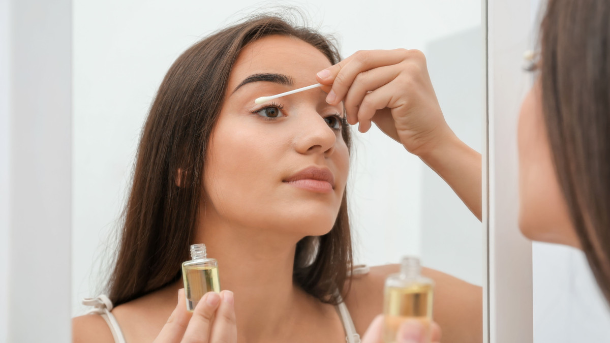 ۱۰ ماده طبیعی برای تقویت مژه و ابرو