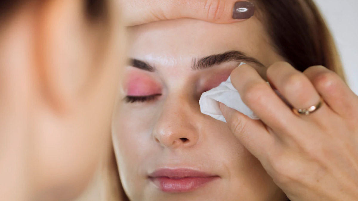 بهترین روش پاک کردن آرایش صورت و چشم