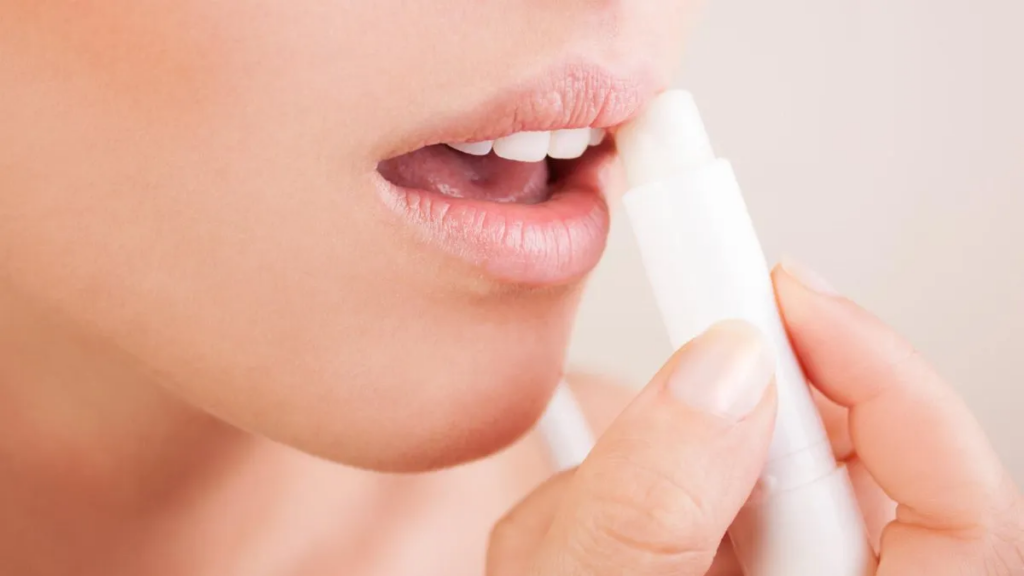 نقش بالم لب در ترمیم و پیشگیری از ترک‌ ها