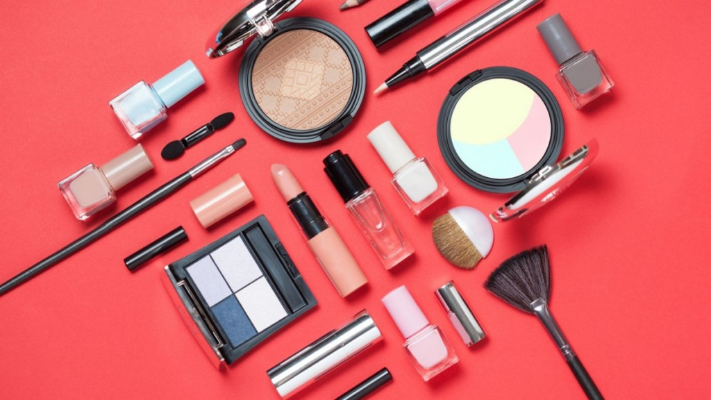 لوازم آرایشی ضروری که هر فرد باید در کیف خود داشته باشد